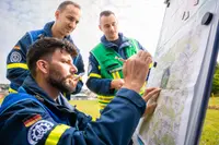 THW Führungskräfte an einer Lagekarte