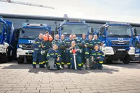 Helfer der Fachgruppe Wasserschaden/Pumpen mit Fahrzeug und Material