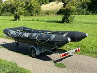 THW Schlauchboot auf Transportanhänger