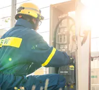Ein Helfer der Fachgruppe Elektroversorgung an einem Schaltkasten