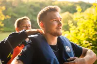 Helfer der Fachgruppe Notversorgung und Notinstandsetzung beim Anlegen einer Rettungsweste