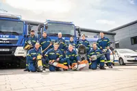 Helfer der Bergungsgruppe mit Fahrzeug und Material