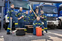 Helfer der Fachgruppe ELektoversorgung mit Fahrzeug und Material