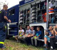 Jugendliche im Jugenddienst an einem Gerätekraftwagen