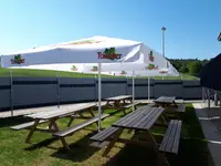 Sitzbänke auf dem Grillplatz an der Unterkunft